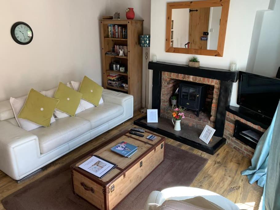 Award Winning Pet Friendly Paddock Cottage 惠特比 外观 照片