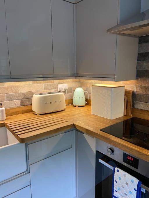 Award Winning Pet Friendly Paddock Cottage 惠特比 外观 照片