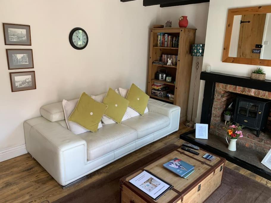 Award Winning Pet Friendly Paddock Cottage 惠特比 外观 照片